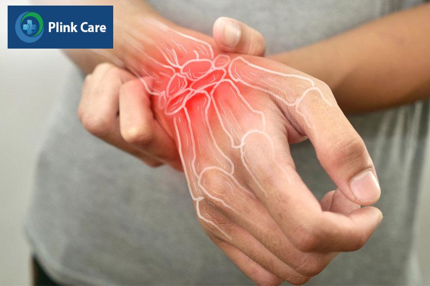 người bệnh khó cử động do cơn đau khớp