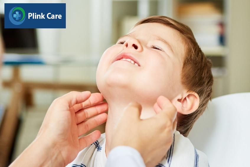 Phụ huynh cần đưa trẻ đến bệnh viện để được thăm khám