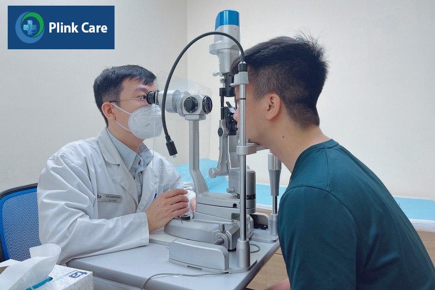 Thạc sĩ bác sĩ Phạm Huy Vũ Tùng khoa Mắt Bệnh viện Tâm Anh đang khám mắt cho người bệnh