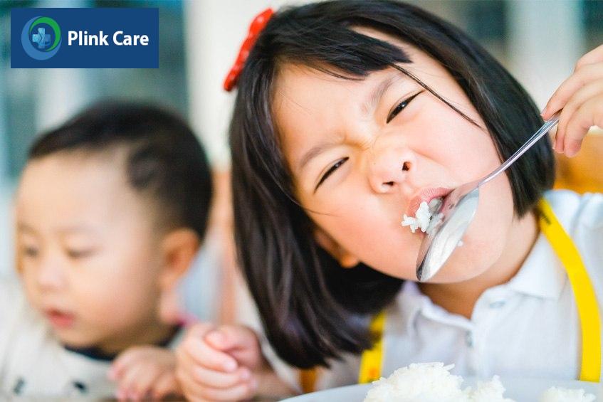 Trẻ đùa nghịch khi ăn có nguy cơ bị viêm phổi hít