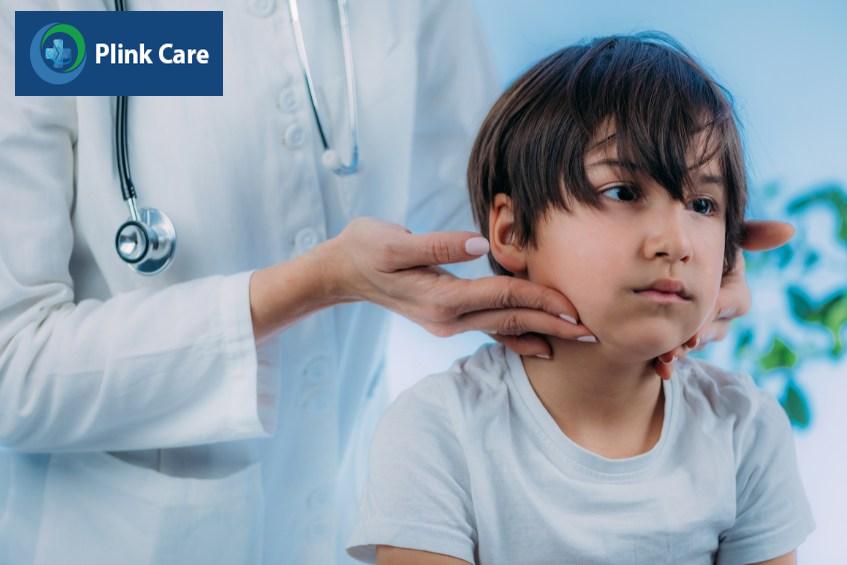 Trẻ nổi hạch cổ bên trái nên được đưa đến bệnh viện