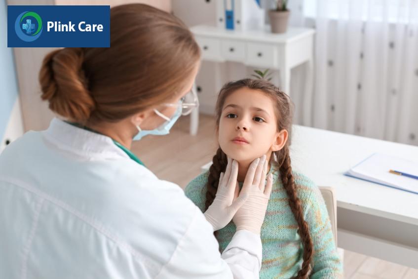 Trẻ sốt nổi hạch cổ cần được đưa đến bệnh viện