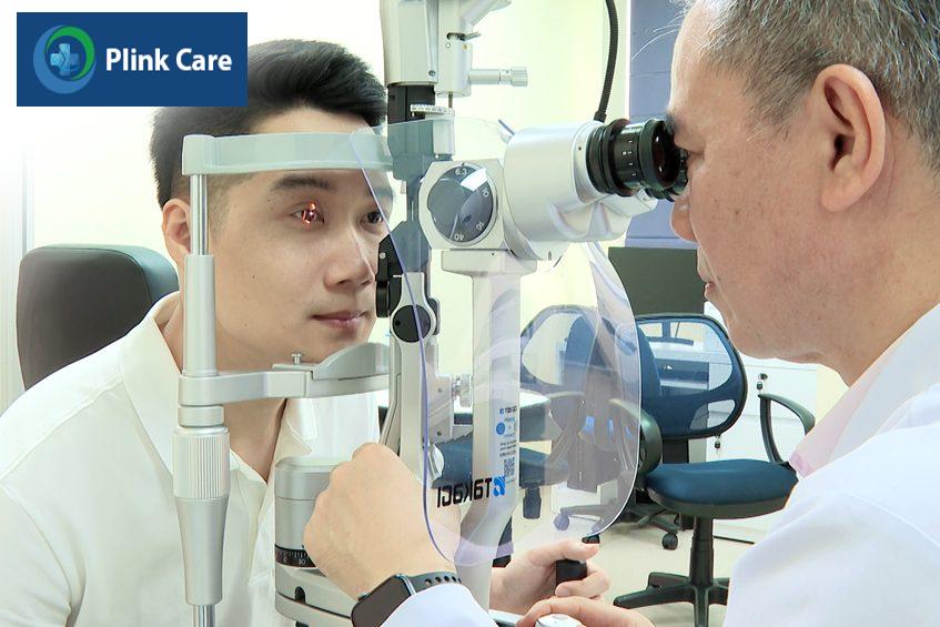 ttưt pgs ts bs nguyễn xuân hiệp bvdk tâm anh đang thực hiện khám mắt cho người bệnh