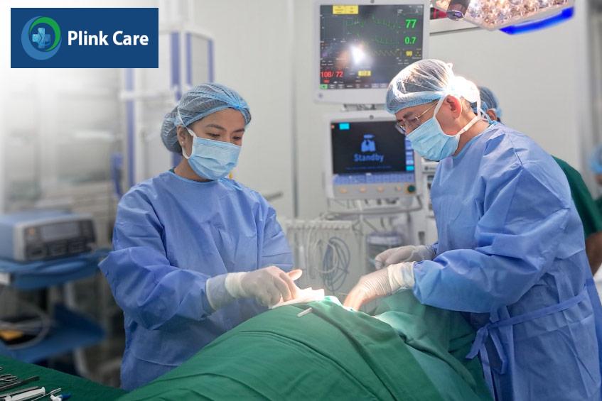 Các bác sĩ PlinkCare TP.HCM đang thực hiện thủ thuật đặt buồng tiêm dưới da