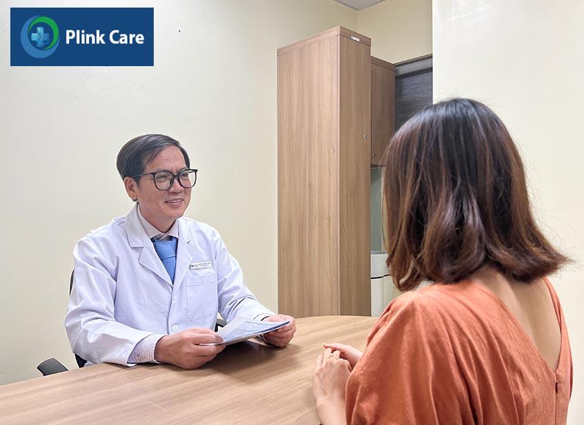 bác sĩ ngọc vinh khám cho người bệnh