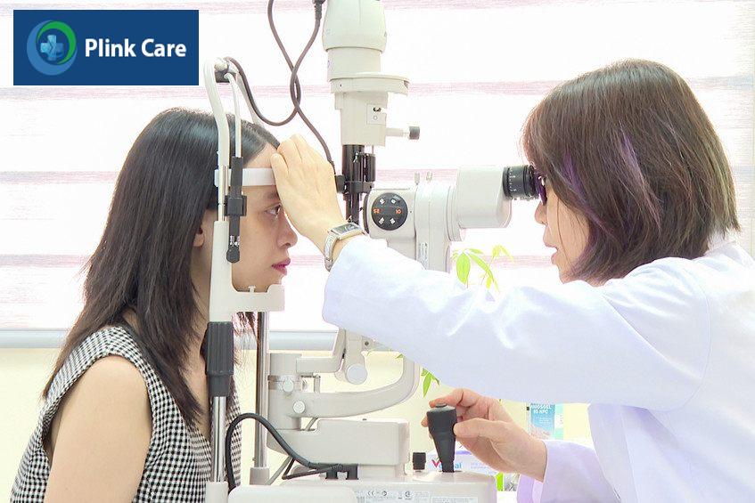 bác sĩ thăm khám đo thị lực mắt và đánh giá tình trạng mắt trước phẫu thuật mắt lác
