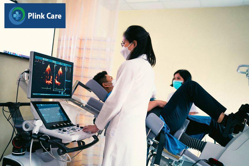 Bác sĩ thực hiện chẩn đoán và điều trị bệnh nhân tim mạch tại PlinkCare