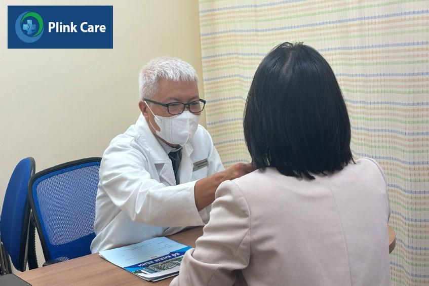 bác sĩ trông thăm khám cho bệnh nhân