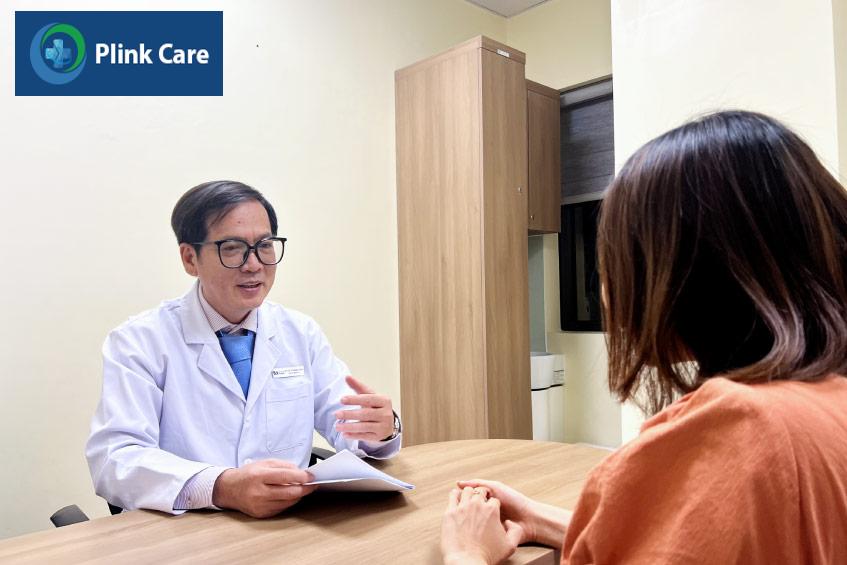 bác sĩ tư vấn cho bệnh nhân về cách nhận biết biểu hiện