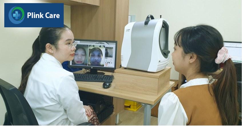 bác sĩ tư vấn cho khách hàng