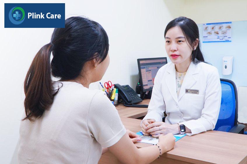 bác sĩ tư vấn khách hàng tiêm bap