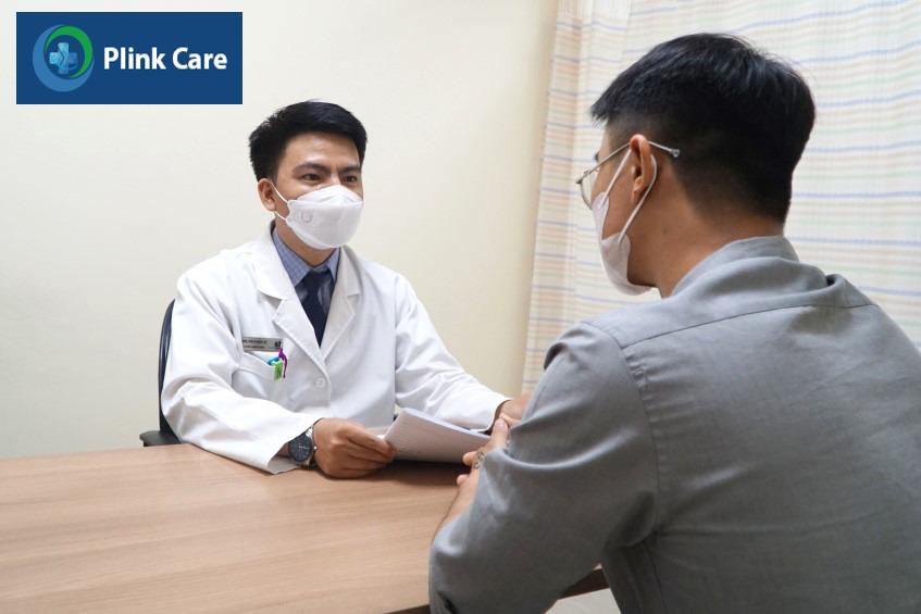 bác sĩ tư vấn khách hàng