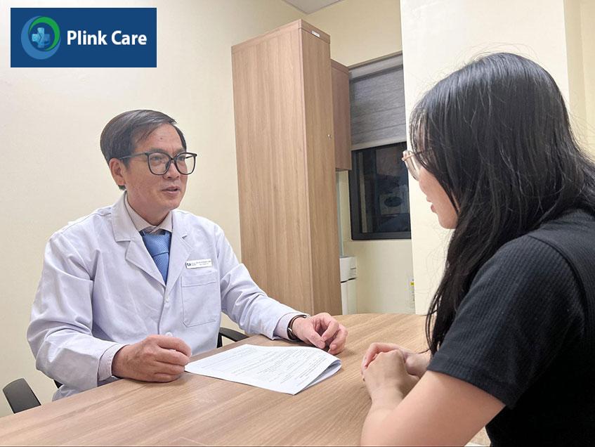 bác sĩ vinh khoa đầu mặt cổ tư vấn cho bệnh nhân