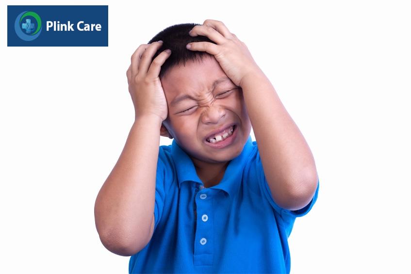 bé trai bị nang màng nhện