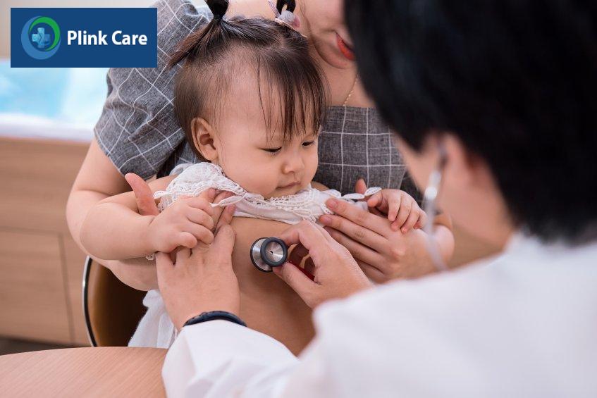 Bộ hình ảnh viêm phổi ở trẻ em - Bác sĩ khám cho bé