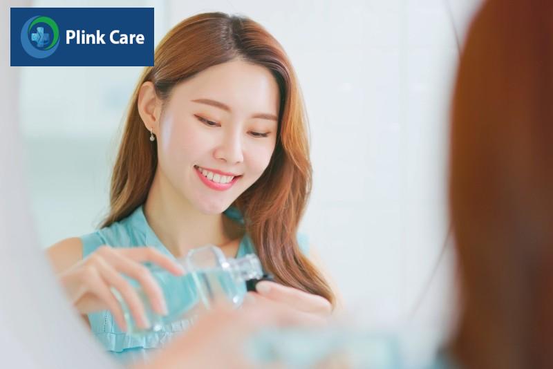 vệ sinh răng miệng sau khi nhổ răng khôn, súc miệng