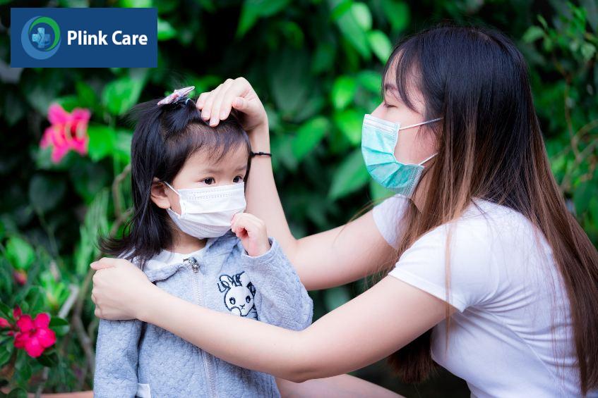 Đeo khẩu trang cho trẻ cẩn thận trước khi ra ngoài
