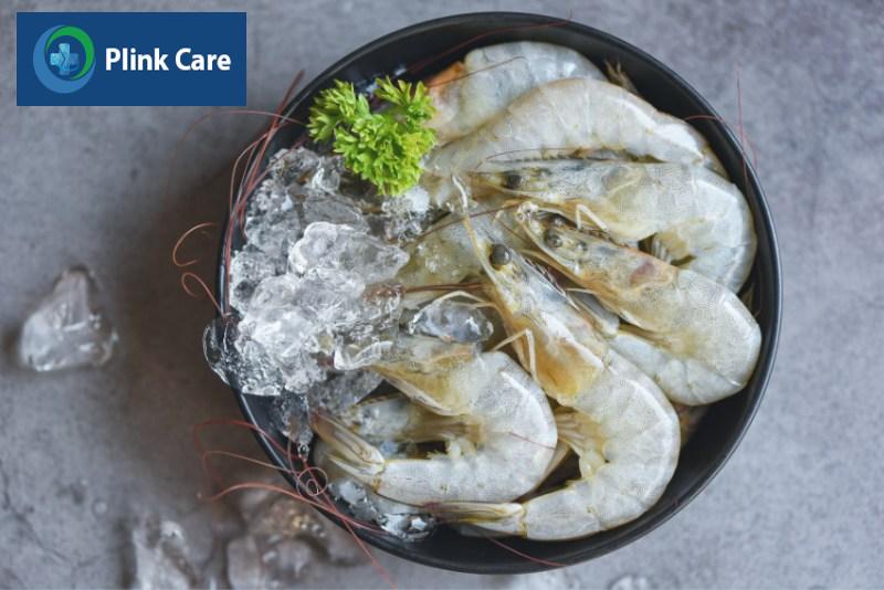 Bị gãy xương có nên ăn tôm không?