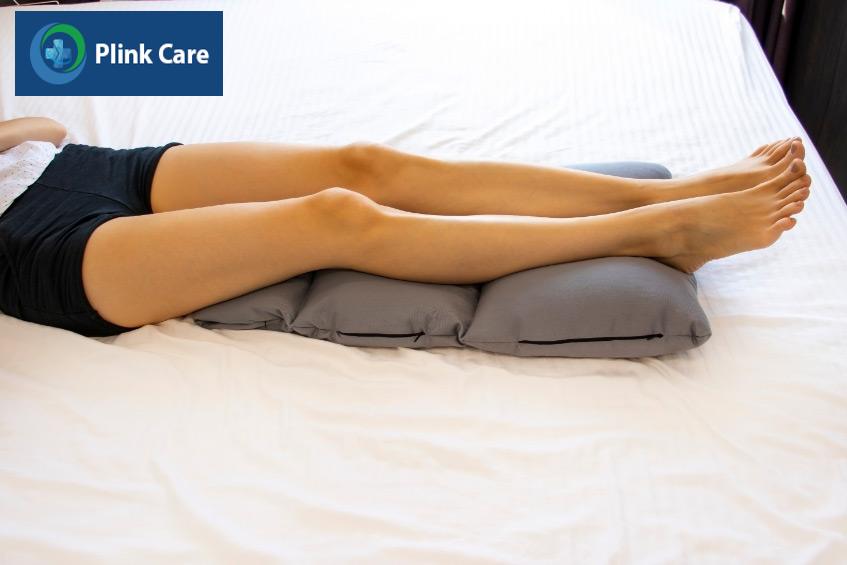 Nên kê chân cao hơn so với tim để giúp máu lưu thông tốt và dễ ngủ hơn