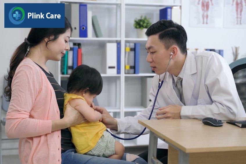 phụ huynh cần đưa trẻ đến bệnh viện để bác sĩ thăm khám