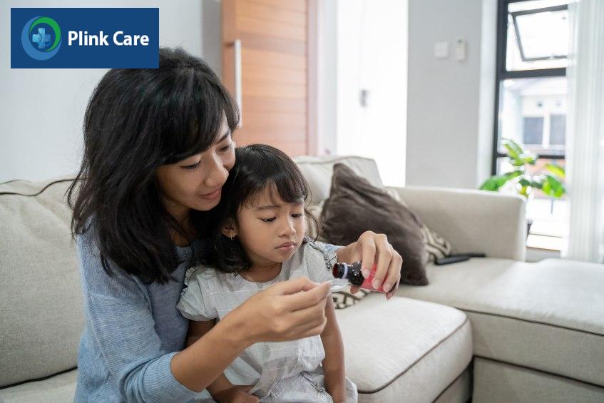 Phụ huynh cho trẻ uống thuốc điều trị viêm phổi