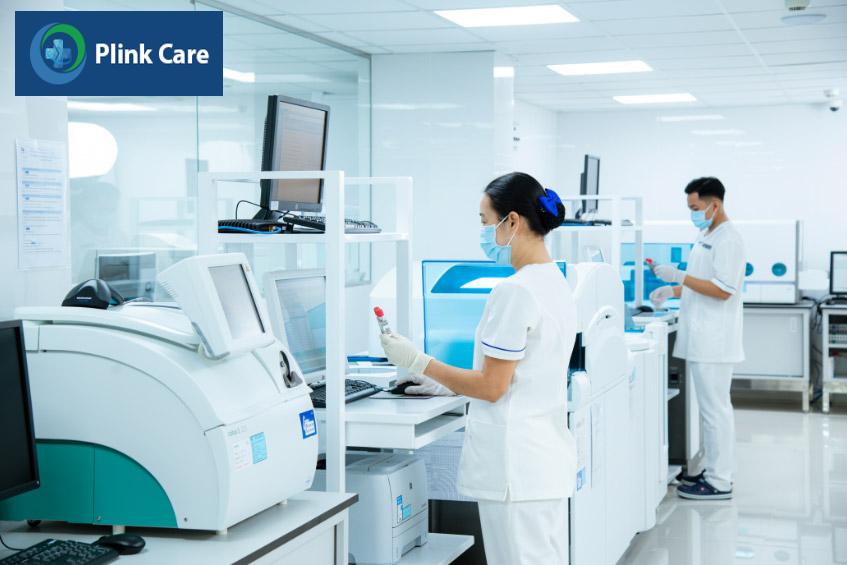 Quá trình xét nghiệm máu được thực hiện với hệ thống trang thiết bị hiện đại tại Bệnh viện Tâm Anh