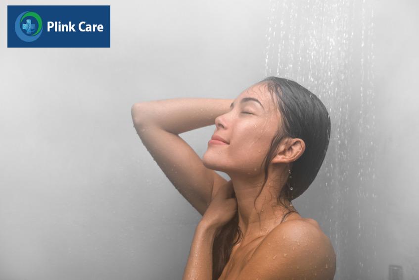 Tắm nước ấm giúp thư giãn và ngủ ngon hơn cho người bị suy giãn tĩnh mạch