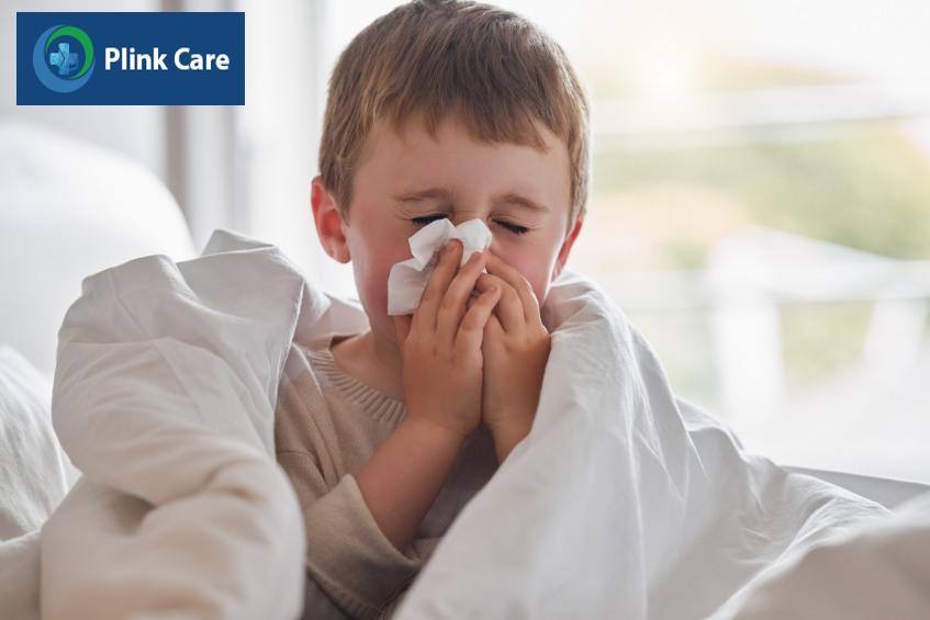 Trẻ bị lây nhiễm viêm phổi thông qua tiếp xúc với giọt bắn