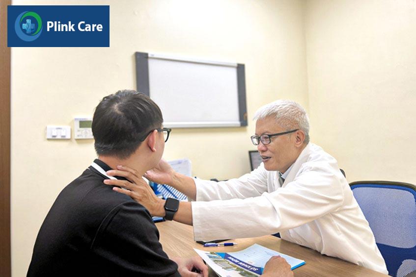 bác sĩ PlinkCare đang khám u mỡ cho khách hàng
