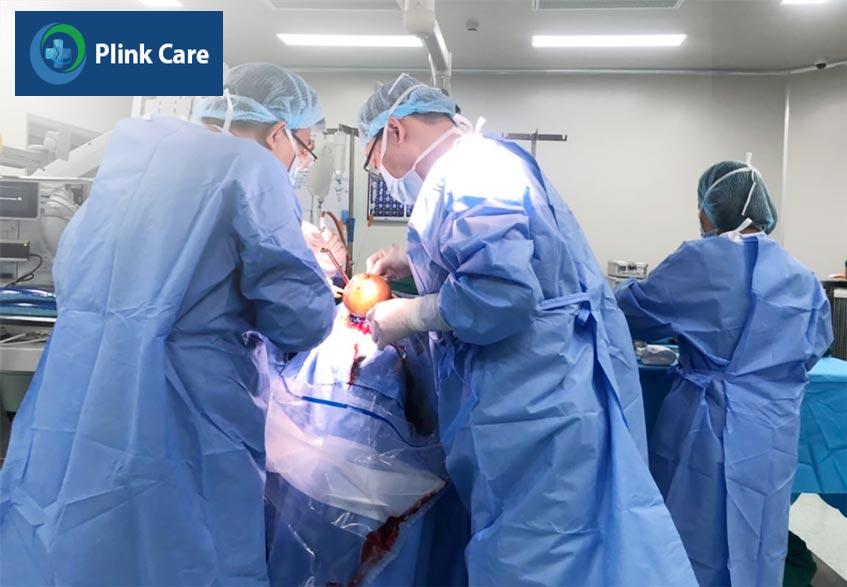 bác sĩ bệnh viện tâm anh đang phẫu thuật u xơ thần kinh