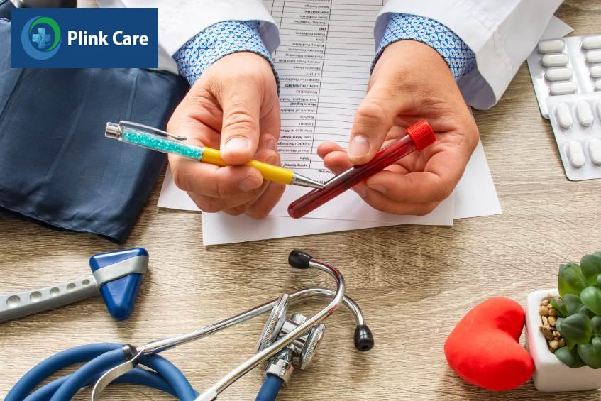 bác sĩ chẩn đoán bệnh thiếu máu thông qua triệu chứng lâm sàn