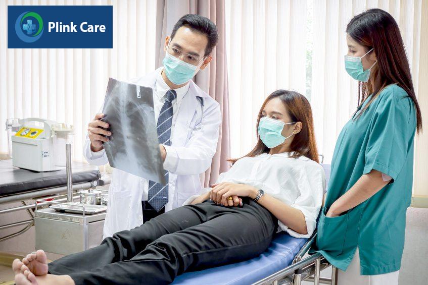 bác sĩ chẩn đoán chính xác tình trạng viêm phổi