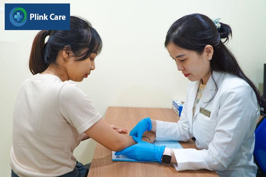 bác sĩ khám cho bệnh nhân nổi mề đay