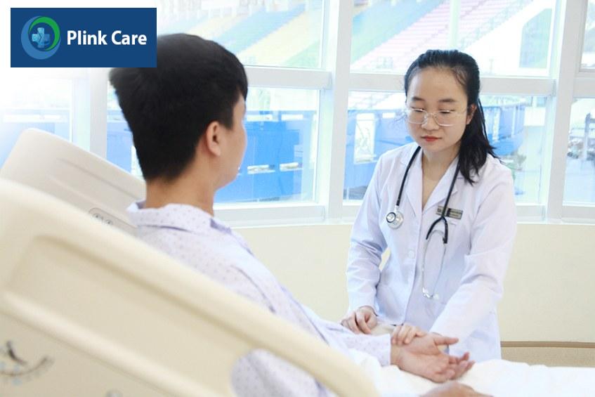 Bác sĩ khoa Khoa Nội tiết đang khám cho người bệnh
