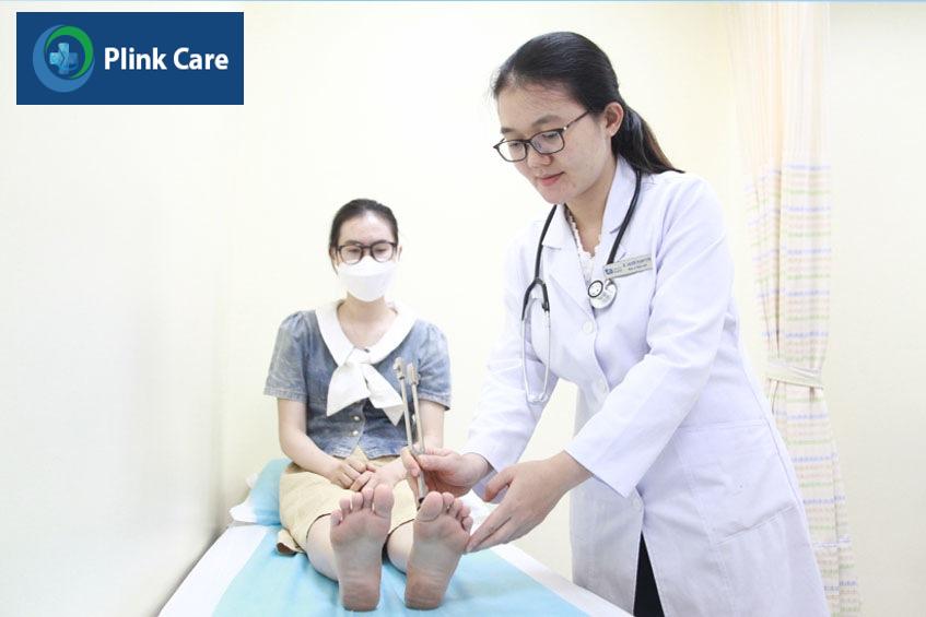 Bác sĩ Khoa Nội tiết đang kiểm tra bàn chân cho người bệnh