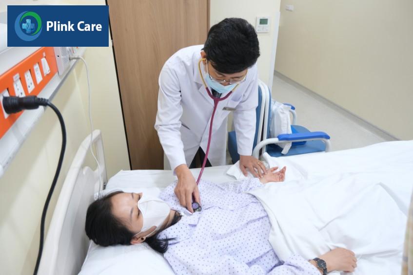 bác sĩ khoa nội tổng hợp đang chăm sóc cho người bệnh thiếu máu cấp tính phải nhập viện