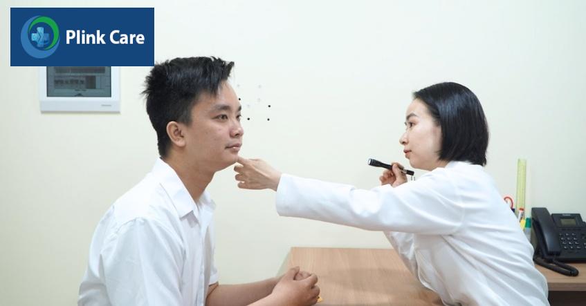 bác sĩ kiểm tra vết thương kiến ba khoang