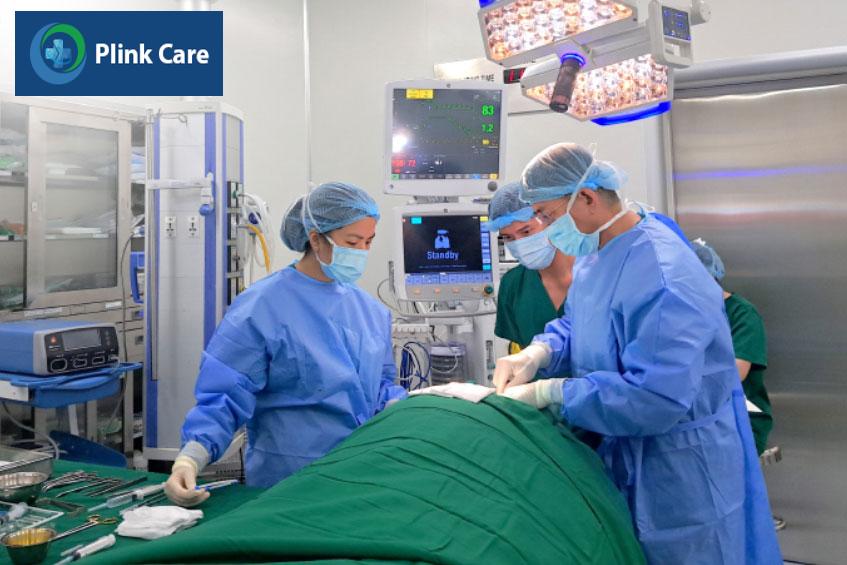 Các bác sĩ tại PlinkCare TP.HCM đang thực hiện thủ thuật trong phòng áp lực dương