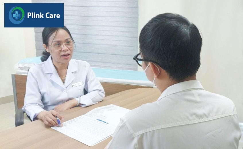 bác sĩ trao đổi về tình trạng bệnh với khách hàng