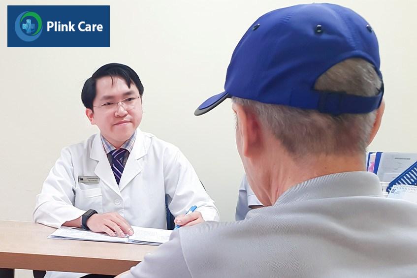 bác sĩ tư vấn cho khách hàng