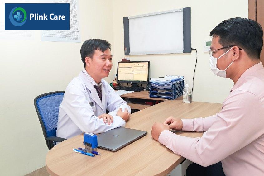 bác sĩ tư vấn khách hàng điều trị sỏi tiết niệu