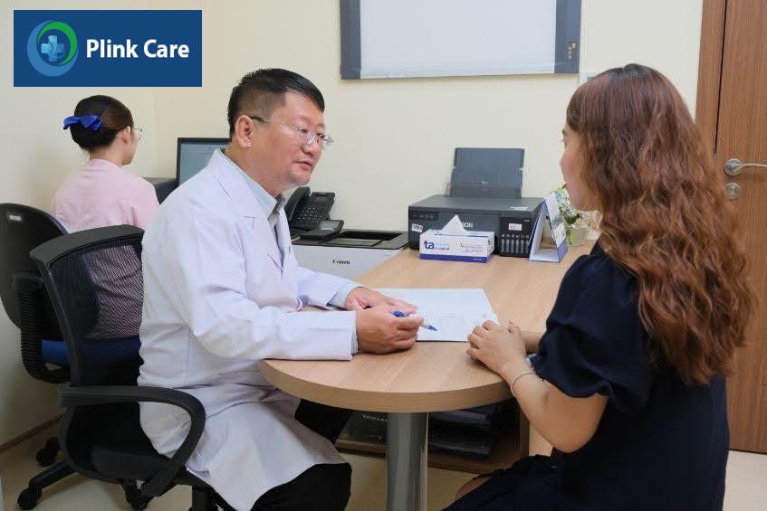 bác sĩ tư vấn phương pháp điều trị phù hợp