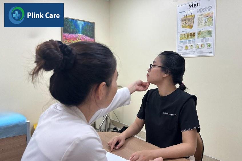 bác sĩ tư vấn tiêm meso cho khách hàng