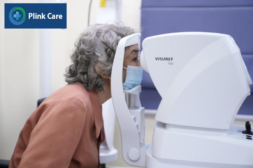bệnh nhân khám tổng quát trước khi làm phẫu thuật lỗ hoàng điểm