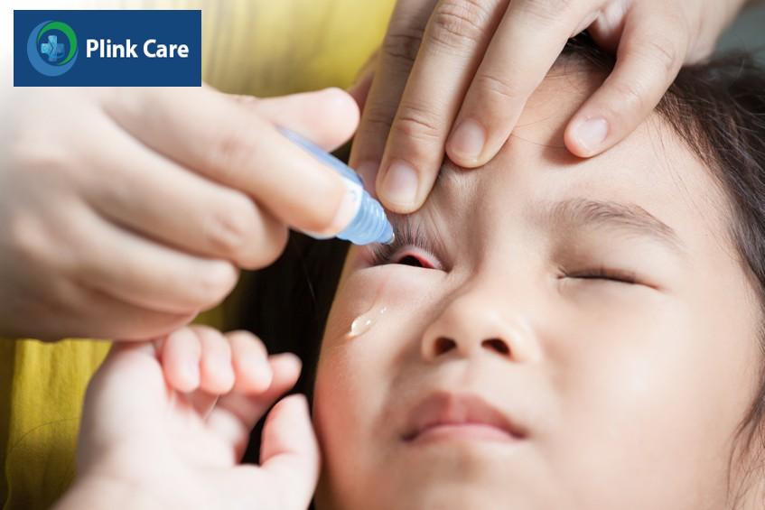 dùng thuốc nhỏ mắt khi trẻ em bị viêm kết mạc dị ứng