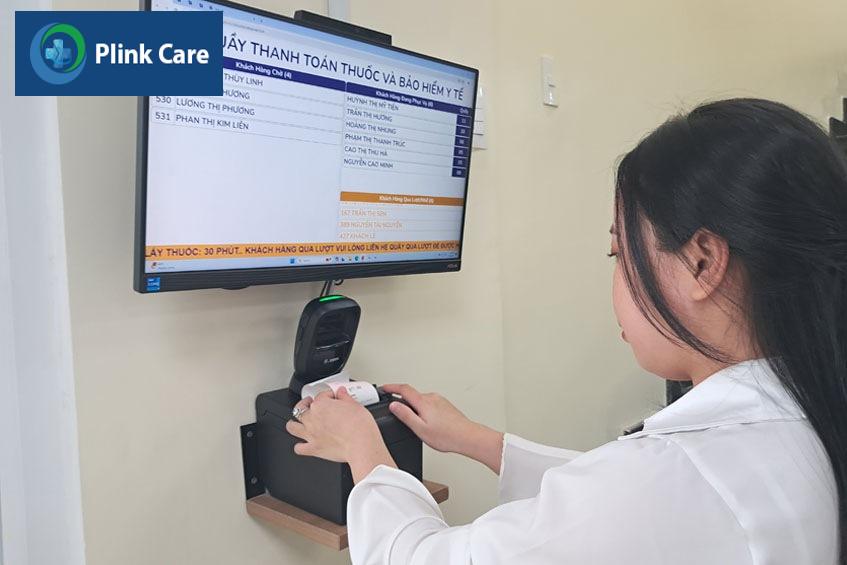 Khách hàng lấy số để nhận thuốc sau khi khám bệnh