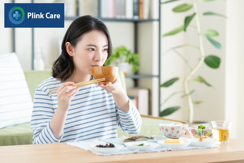 mẹ sau sinh nên áp dụng chế độ ăn uống khoa học đủ dưỡng chất