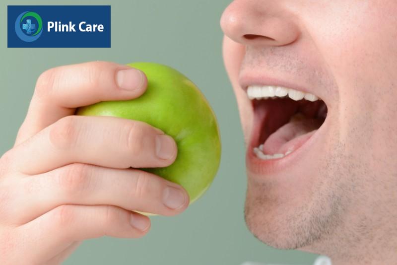 Không nghiến răng hoặc cắn vào vật cứng giúp bảo vệ men răng