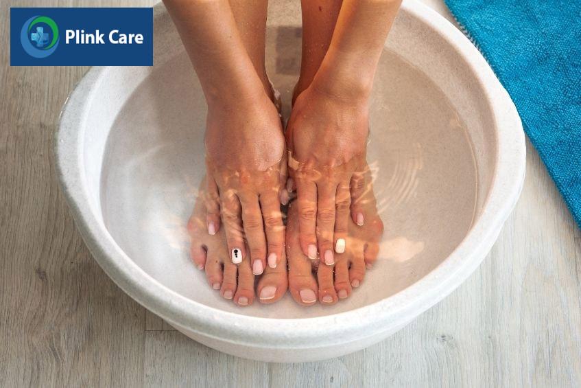 Ngâm chân bằng nước lạnh kết hợp massage chân để đạt hiệu quả tốt nhất