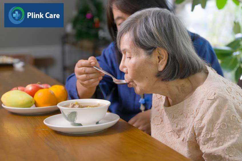 người cao tuổi bị sa sút trí tuệ có thể cần được hỗ trợ khi ăn uống